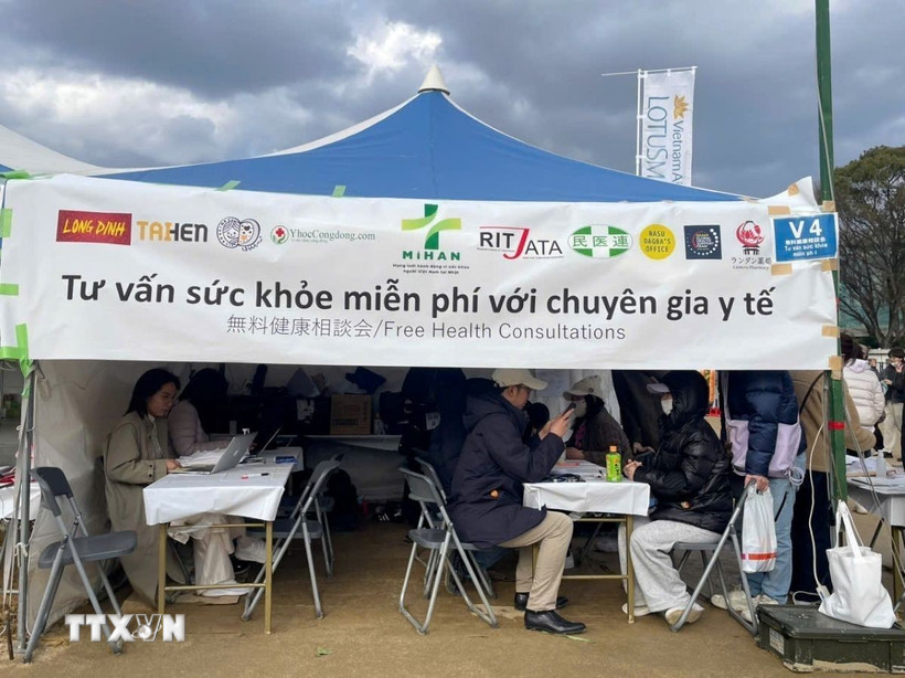 Quầy tư vấn sức khỏe miễn phí cho cộng đồng, dự kiến thu hút khoảng 130 người Việt Nam đến kiểm tra và xin tư vấn về sức khỏe. (Ảnh: Nguyễn Tuyến/TTXVN)