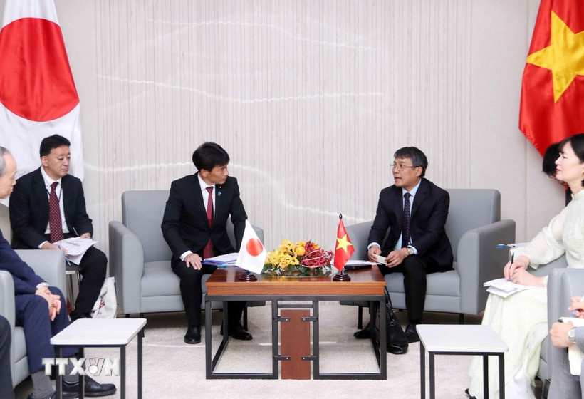 Thứ trưởng Thường trực Bộ Ngoại giao Nguyễn Minh Vũ tiếp Thứ trưởng Bộ Ngoại giao Nhật Bản Shimada Tomoaki. (Ảnh: Xuân Khu/TTXVN) 