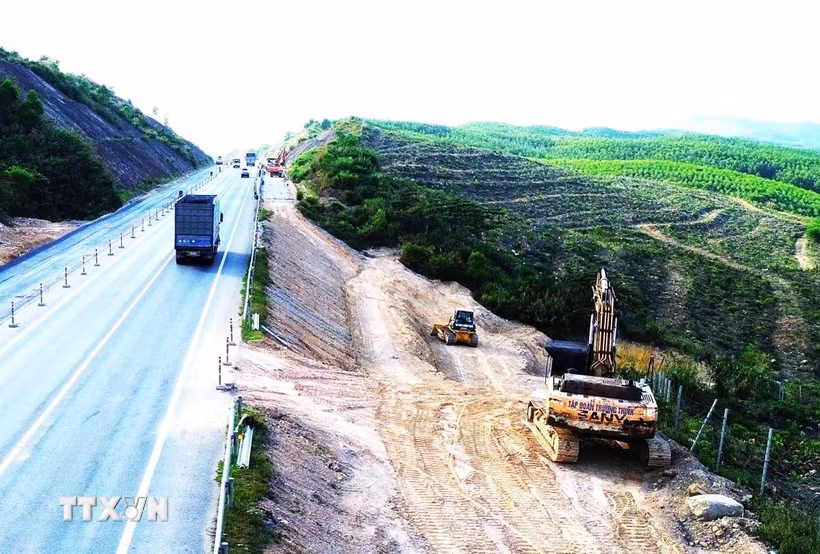 Phương tiện thi công nền đường để mở rộng cao tốc Cam Lộ-La Sơn, đoạn qua thành phố Huế. (Ảnh: Nguyên Lý/TTXVN) 