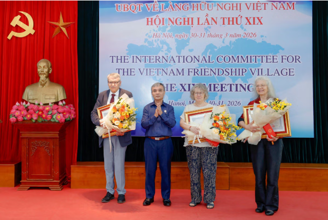 Thừa ủy quyền của Chủ tịch nước, Thượng tướng Phạm Hồng Hương trao tặng Huân chương Hữu nghị cho các thành viên của Ủy ban quốc tế về Làng Hữu nghị Việt Nam. (Nguồn: Đại đoàn kết)