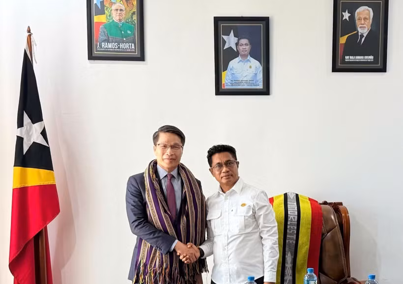Đại biện Việt Nam tại Timor Leste Phạm Bình Đàm và Phó Thủ tướng Timor Leste, Mariano Assanami Sabino. (Ảnh: TTXVN phát)