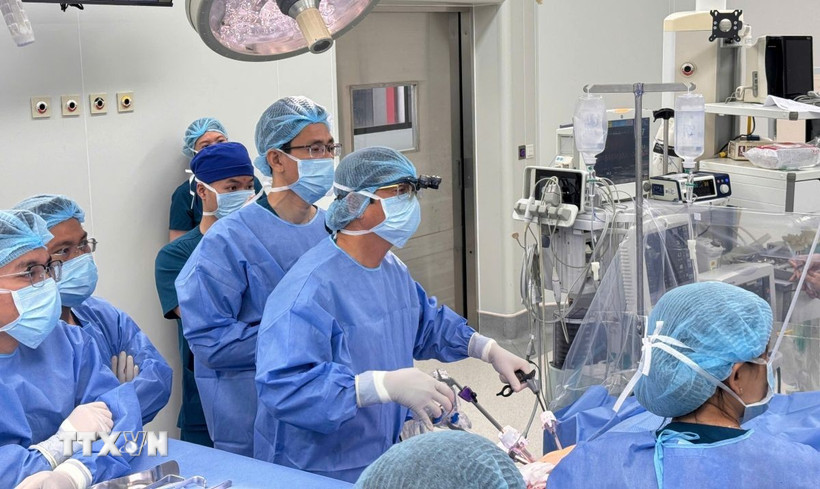 Các bác sỹ Bệnh viện Nhi đồng 1 tiến hành lấy tạng từ người hiến. (Ảnh: TTXVN phát)