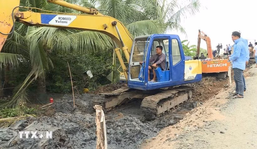 Đơn vị thi công triển khai xe cơ giới thi công hạng mục Cầu 9.000. (Ảnh: Tuấn Kiệt/TTXVN)