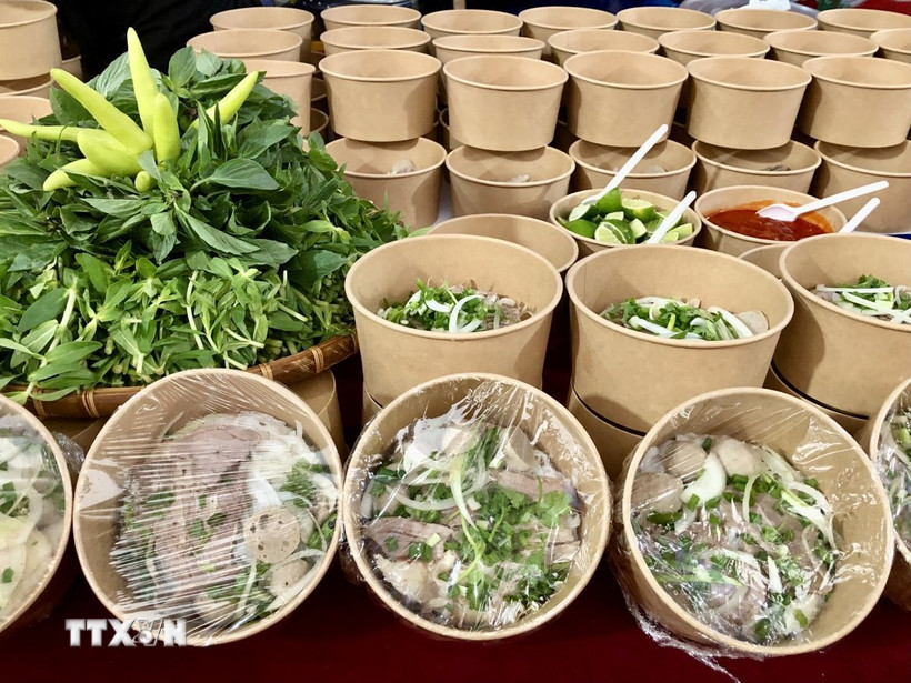 Phở đa dạng hương vị được giới thiệu đến công nhân, người lao động. (Ảnh: Mỹ Phương/TTXVN)