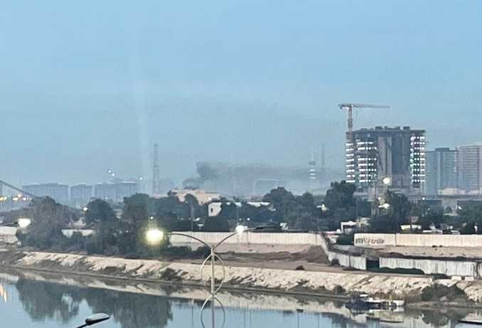 Khói bốc lên bên trong đại sứ quán Mỹ ở Baghdad, Iraq, ngày 14/3. (Ảnh: AFP) 