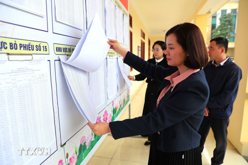 Cán bộ xã Yên Sơn (Tuyên Quang) kiểm tra, rà soát danh sách cử tri được niêm yết công khai tại trụ sở Ủy ban Nhân dân xã, bảo đảm chính xác, đúng quy định trước ngày bầu cử. (Ảnh: Minh Tâm/TTXVN)