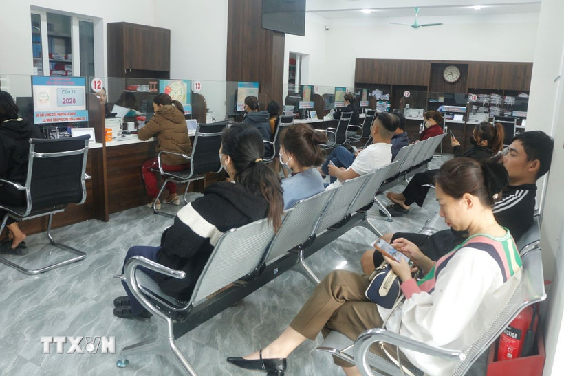 Cuối năm, nhu cầu nhân lực tăng đột biến do doanh nghiệp dồn lực hoàn thành đơn hàng cuối năm và sự xuất hiện của các đơn vị mới đi vào hoạt động. (Ảnh: Bích Huệ/TTXVN)