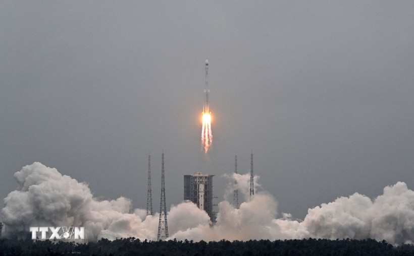 Tên lửa đẩy Trường Chinh-7 mang theo vệ tinh Dao Cảm-46 rời bệ phóng tại Trung tâm phóng tàu vũ trụ Văn Xương ở tỉnh Hải Nam, Trung Quốc ngày 3/11/2025. (Ảnh: THX/TTXVN)