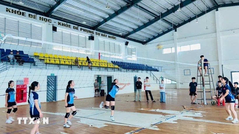 Học sinh Trường Trung học phổ thông Kỳ Sơn được chơi thể thao hàng ngày, phát triển kỹ năng bản thân, rèn luyện sức khỏe. (Ảnh: Bích Huệ/TTXVN)