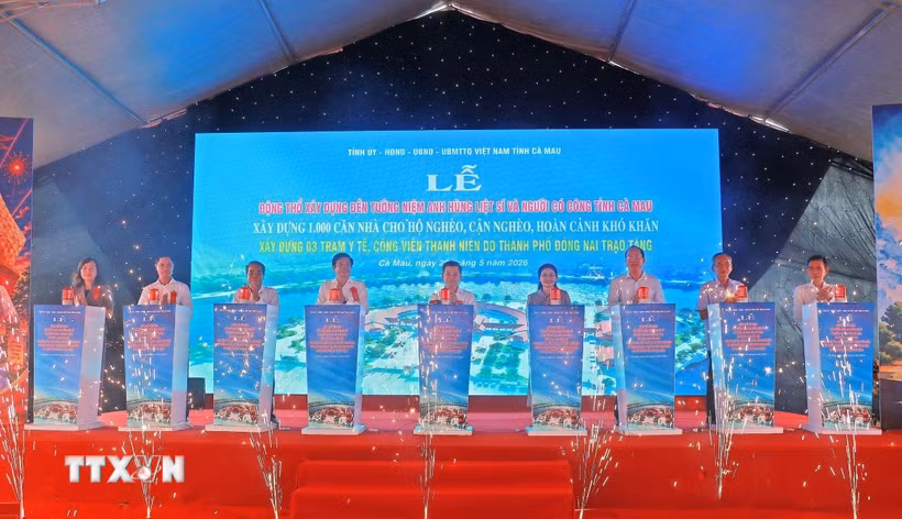 Các đại biểu thực hiện nghi thức Lễ động thổ xây dựng các công trình an sinh xã hội. (Ảnh: Huỳnh Anh/TTXVN)