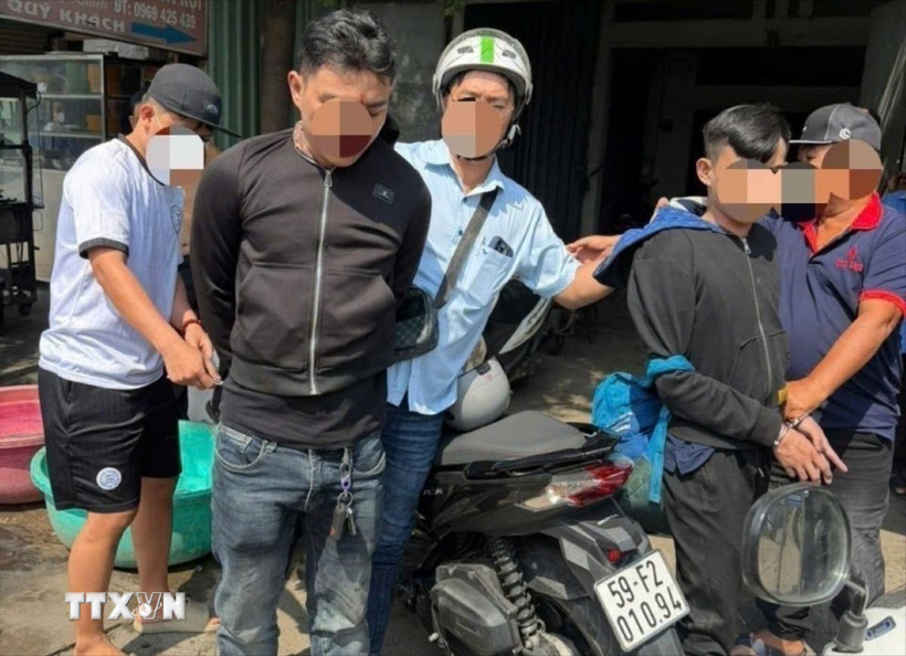 Lực lượng chức năng không chế, bắt giữ 2 đối tượng trong vụ hỗn chiến ở Thành phố Hồ Chí Minh rồi chạy về Tây Ninh lẩn trốn. (Ảnh: TTXVN phát)