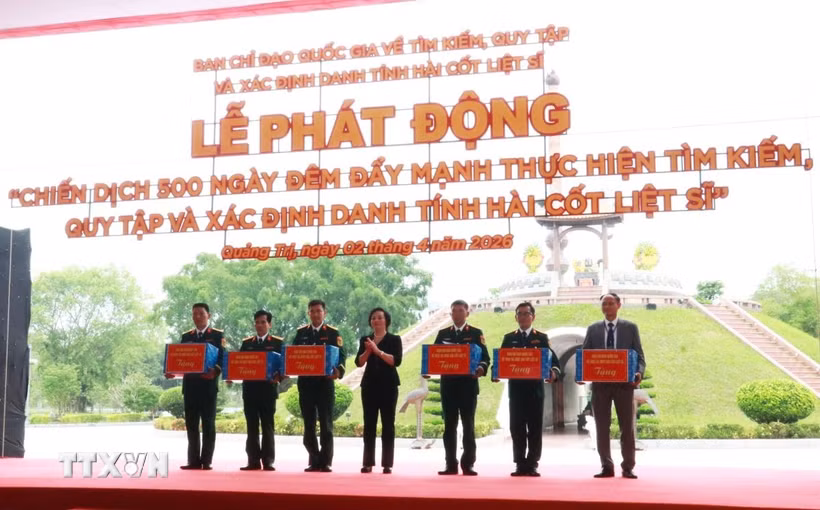 Bí thư Trung ương Đảng, Phó Thủ tướng Phạm Thị Thanh Trà tặng quà các Đội Quy tập mộ liệt sỹ. (Ảnh: Tường Vi/TTXVN)