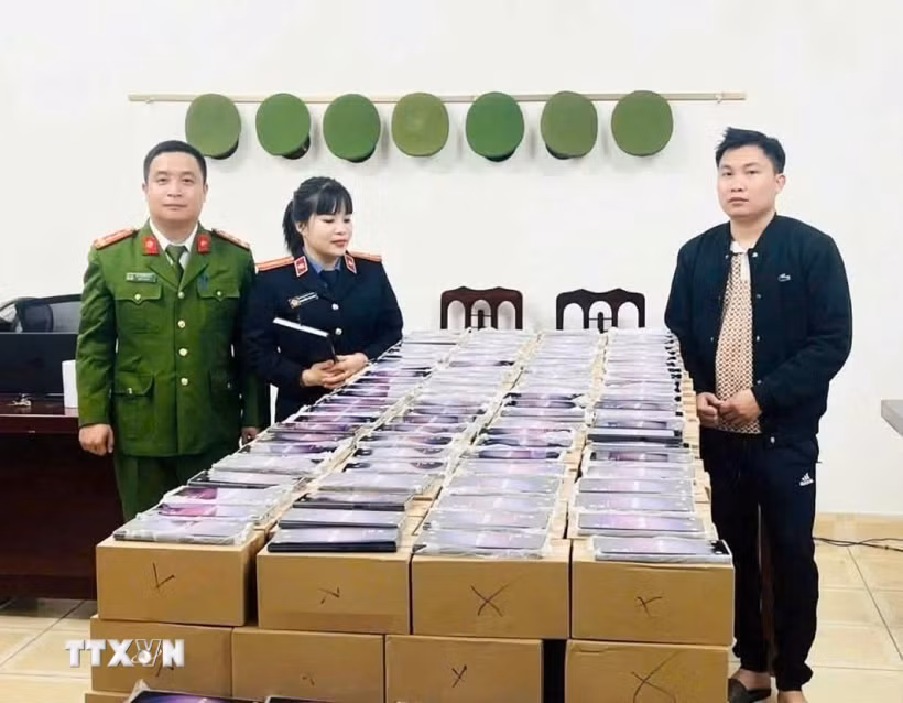 Đối tượng Chu Hữu Kiên Sơn (sinh năm 1992, trú tại phường Đức Xuân, tỉnh Thái Nguyên) cùng tang vật bị thu giữ. (Ảnh: TTXVN phát)
