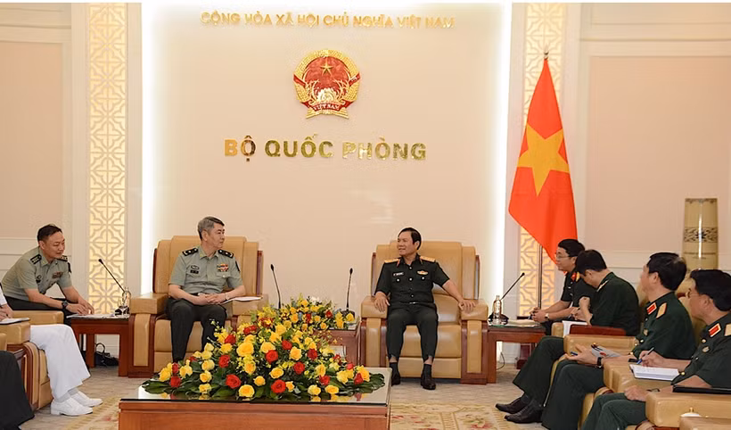 Đại tướng Nguyễn Tân Cương tiếp Thiếu tướng Lưu Khải. (Nguồn: Báo Quân đội nhân dân)