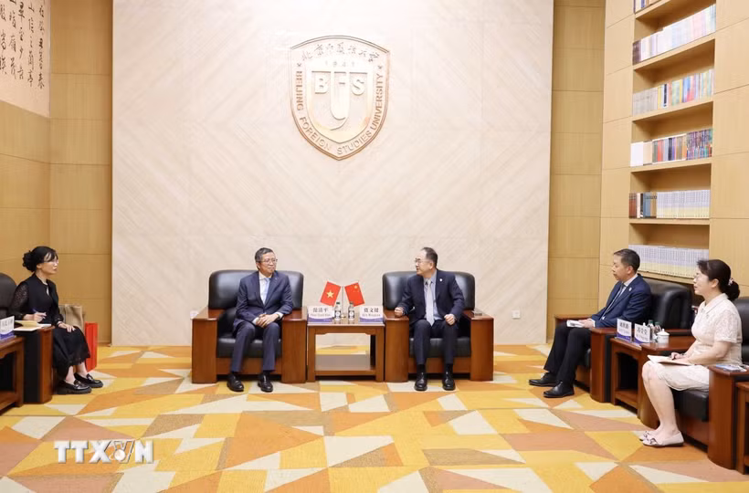 Đại sứ Việt Nam tại Trung Quốc Phạm Thanh Bình (trái) hội kiến với Hiệu trưởng Đại học Ngoại ngữ Bắc Kinh Giả Văn Kiện. (Ảnh: Công Tuyên/TTXVN) 