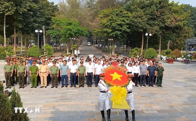 Đoàn dâng hoa tri ân các Anh hùng-Liệt sỹ. (Ảnh: Thanh Tân/TTXVN)