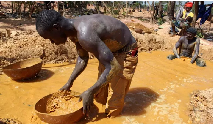 Đãi vàng thủ công ở châu Phi. (Ảnh: AFP) 