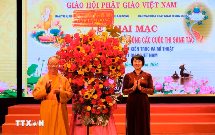 Bà Phạm Thị Phúc, Phó Bí thư Tỉnh ủy, Chủ tịch Ủy ban Mặt trận Tổ quốc Việt Nam tỉnh Lâm Đồng tặng hoa chúc mừng Ban tổ chức Đại lễ Phật đản Vesak 2026. (Ảnh: Nguyễn Dũng/TTXVN)