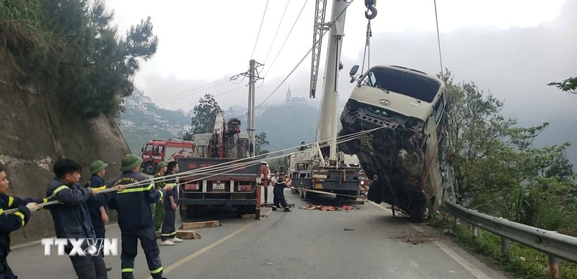 Chiếc xe tai nạn được đưa lên khỏi hiện trường. (Ảnh: Hoàng Hùng/TTXVN)