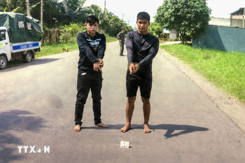 Nguyễn Hồng Huy (25 tuổi, ngụ đường Bàu Cát, phường Tân Bình, Thành phố Hồ Chí Minh) và Lê Huỳnh Hữu Lực (23 tuổi, ngụ ấp Ninh Thạnh, xã Ô Lâm, An Giang) bị truy tố về tội cướp giật tài sản. (Ảnh: TTXVN phát)