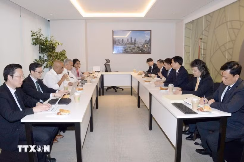 Đồng chí Nguyễn Duy Ngọc, Trưởng Ban Tổ chức Trung ương, Phó Trưởng ban thường trực Ban Chỉ đạo Trung ương về phát triển khoa học, công nghệ, đổi mới sáng tạo và chuyển đổi số (Ban Chỉ đạo 57) làm việc với Ban quản lý thành phố cảng Colombo, Sri Lanka. (Ảnh: TTXVN)