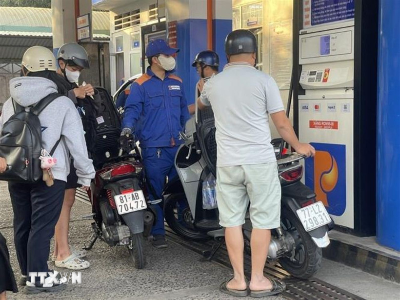 Người dân mua xăng dầu. (Ảnh: Sỹ Thắng/TTXVN)