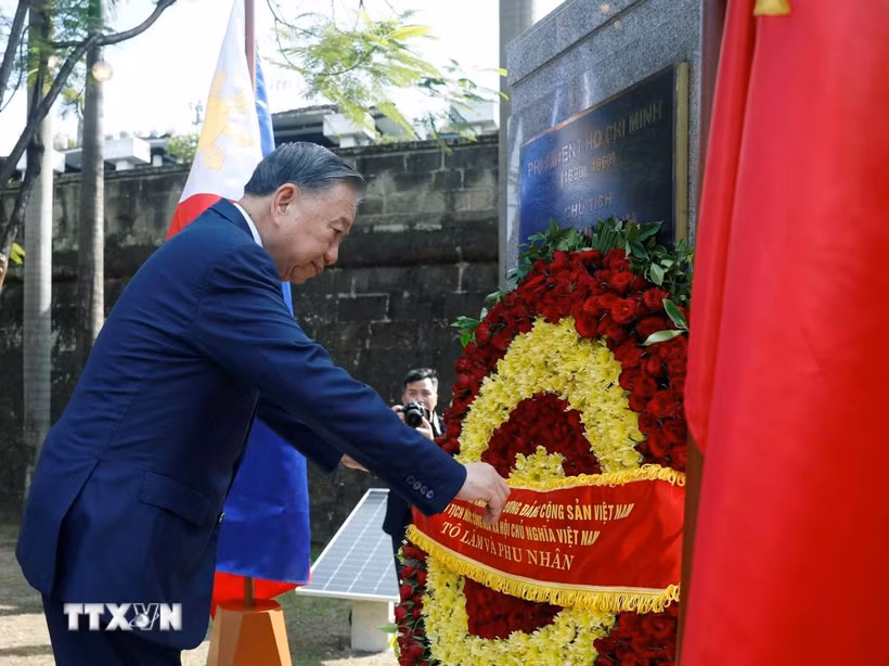 Tổng Bí thư, Chủ tịch nước Tô Lâm dâng hoa tại Tượng đài Chủ tịch Hồ Chí Minh trong Công viên ASEAN, thành cổ Intramuros. (Ảnh: Thống Nhất/TTXVN)