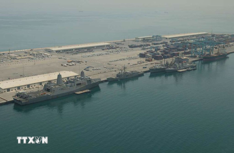Tàu chiến của Hạm đội 5 Hải quân Mỹ rời khỏi căn cứ quân sự ở Bahrain do lo ngại các vụ tấn công từ Iran. (Ảnh: X/TTXVN)