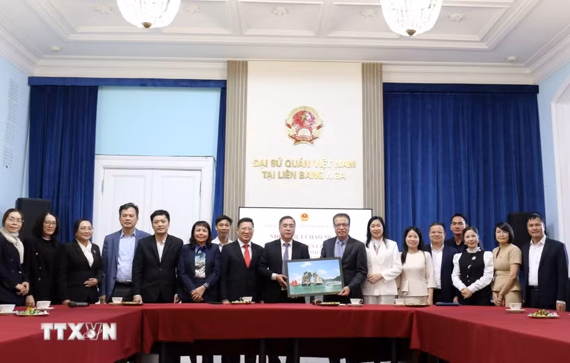 Đoàn công tác tỉnh Quảng Ninh với Đại sứ Đặng Minh Khôi và cán bộ chủ chốt Đại sứ quán Việt Nam tại Nga. (Ảnh: Văn Hiếu/TTXVN)