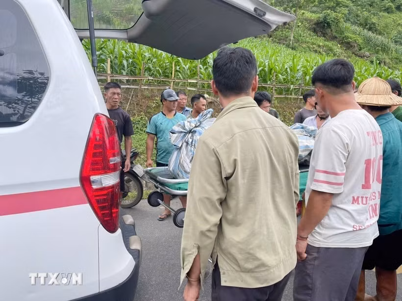 Nạn nhân được tìm thấy 300m cách chân đập bị cuốn trôi. (Ảnh: Nguyễn Oanh/TTXVN)