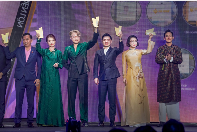 Ông Đỗ Vinh Quang, Phó Chủ tịch Hội đồng quản trị T&T Group (thứ ba từ phải sang) đại diện Tập đoàn T&T Group nhận vinh danh tại hạng mục “Vươn mình ra biển lớn” của WeChoice Awards 2025. (Nguồn: Vietnam+)