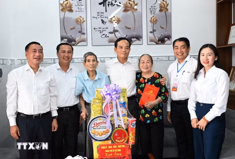 Ủy viên Bộ Chính trị, Bí thư Thành ủy Thành phố Hồ Chí Minh Trần Lưu Quang thăm, tặng quà gia đình ông Nguyễn Xuân Viên, cựu tù chính trị bị địch bắt và tù đày tại Côn Đảo. (Ảnh: TTXVN phát)