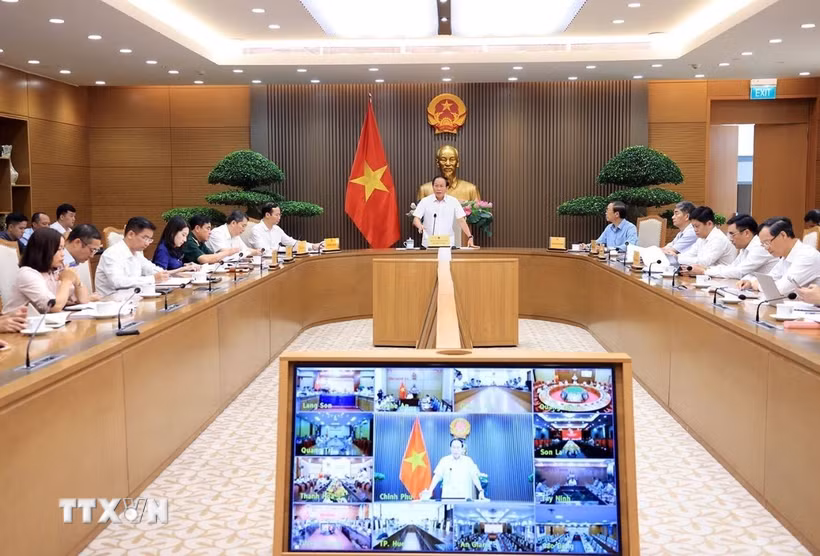 Phó Thủ tướng Lê Tiến Châu chủ trì cuộc họp Ban Chỉ đạo xây dựng trường liên cấp các xã biên giới dưới hình thức trực tiếp kết hợp trực tuyến. (Ảnh: Tuấn Anh/TTXVN)