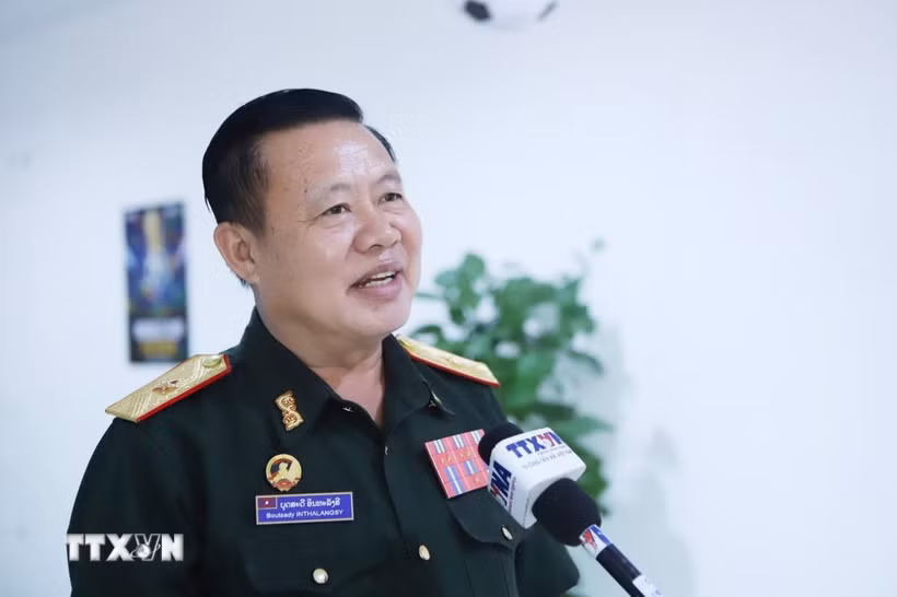 Thiếu tướng Boutsady Inthalangsy, Phó Chánh Văn phòng Bộ Quốc phòng Lào, khẳng định bộ phim là bài học lịch sử trực quan sinh động nhất dành cho lực lượng vũ trang hai nước Lào-Việt Nam. (Ảnh: Xuân Tú /TTXVN)