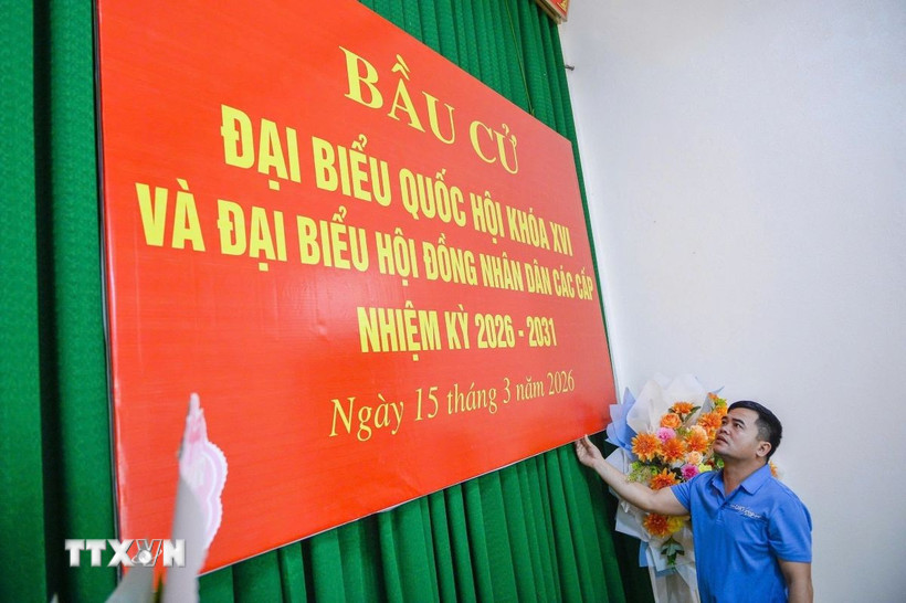 Thực hiện công tác trang trí tại khu vực bỏ phiếu Nhà văn hóa thôn Minh Hùng, xã Vạn Lộc. (Ảnh: Hoa Mai/TTXVN)