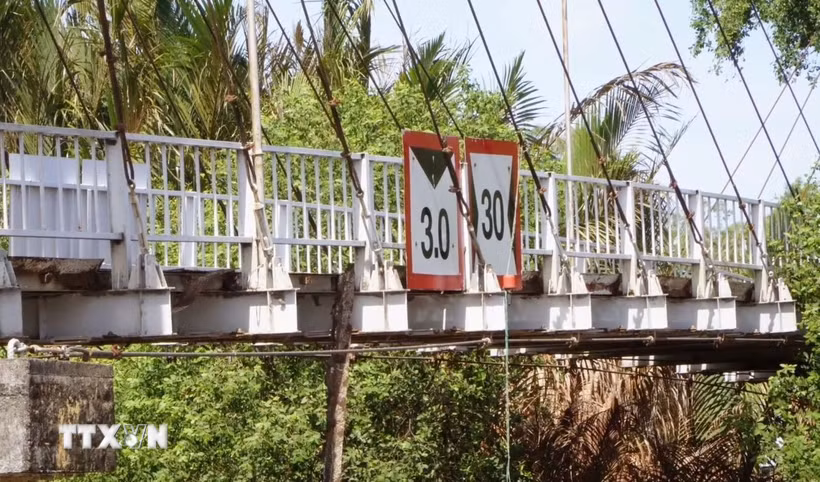 Dây văng, lan can cầu xuất hiện rỉ sét. (Ảnh: Tuấn Phi/TTXVN)
