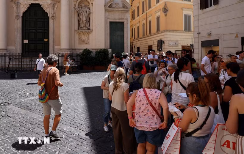 Người dân tránh nắng nóng dưới bóng râm tại Rome, Italy tháng 7/2026. (Ảnh: THX/TTXVN phát) 