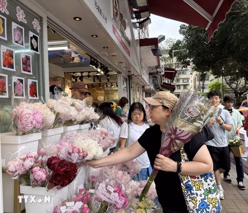 Người dân Hong Kong chọn mua hoa tại chợ Mong Kok. (Ảnh: Mạc Luyện/TTXVN)