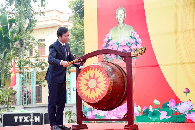 Bí thư Đảng ủy, Chủ tịch Hội đồng nhân dân xã Vật Lại Nguyễn Khắc Sự đánh trống khai mạc lễ hội đầu Xuân. (Ảnh: Trung Nguyên/TTXVN)