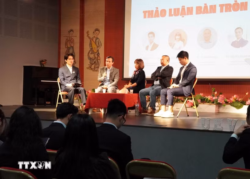 Các diễn giả trao đổi tại buổi Tọa đàm. (Ảnh: Đào Anh Dũng/TTXVN)
