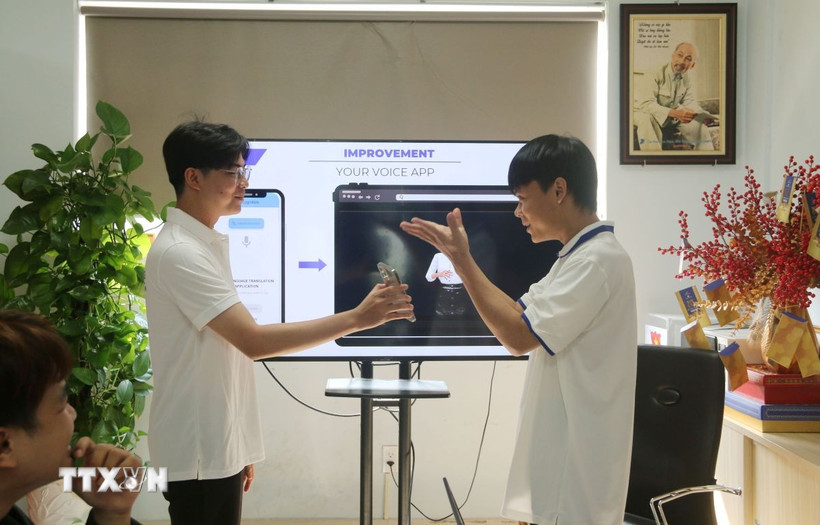 Phần mềm "Your voice" được các bạn sinh viên Trường đại học Lạc Hồng cho người khiếm thính trải nghiệm thực tế và nhận được phản hồi tích cực. (Ảnh: Lê Xuân/TTXVN)