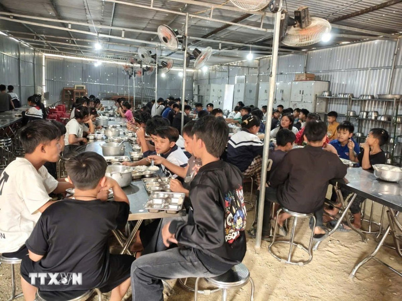 Nhà ăn bán trú tạm thời của học sinh Trường Phổ thông Dân tộc bán trú Trung học cơ sở Bắc Lý. (Ảnh: Bích Huệ/TTXVN)
