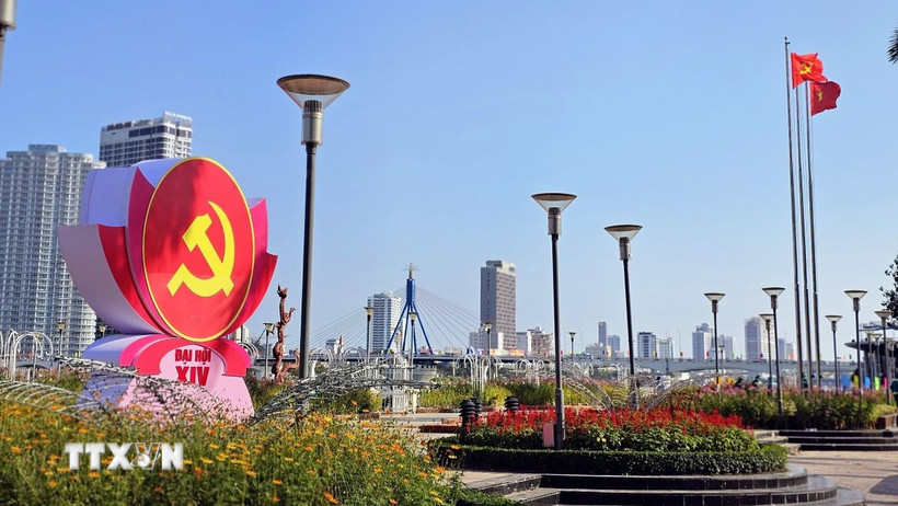 Thành phố Đà Nẵng được trang hoàng cờ hòa chào mừng sự kiện trọng đại của Đất nước. (Ảnh: Trần Lê Lâm/TTXVN)