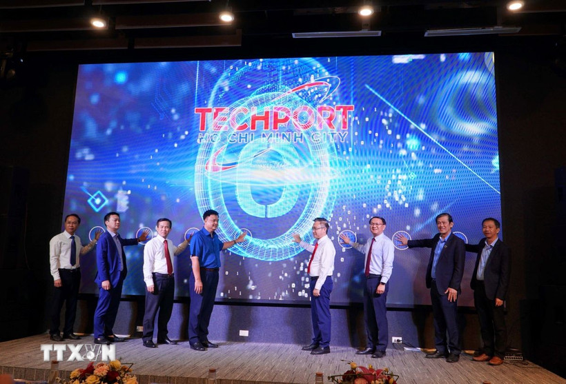 Các đại biểu thực hiện nghi thức ra mắt Sàn giao dịch công nghệ Thành phố Hồ Chí Minh phiên bản mới. (Ảnh: Thu Hoài/TTXVN)