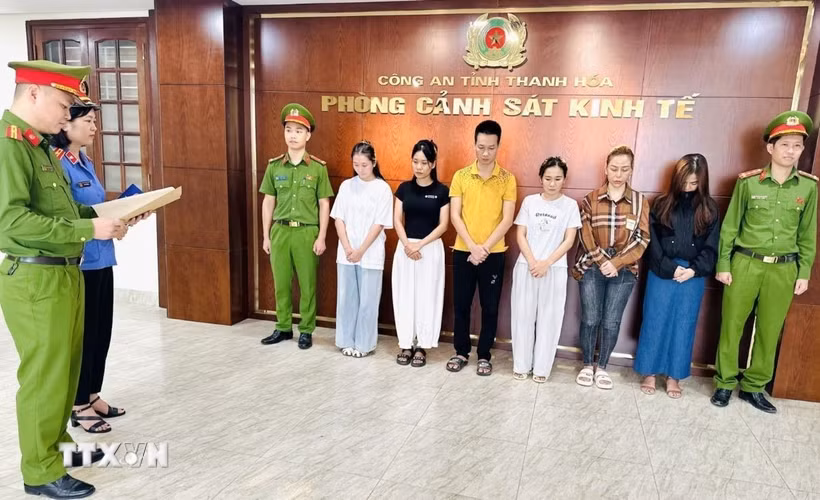 Cơ quan Cảnh sát điều tra Công an tỉnh Thanh Hóa thi hành Quyết định khởi tố vụ án, khởi tố bị can đường dây buôn bán nước hoa giả quy mô lớn. (Ảnh: TTXVN phát)