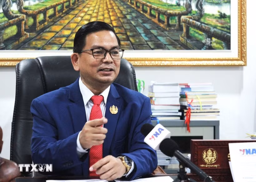 Tiến sỹ Kin Phea - Viện trưởng Viện Quan hệ Quốc tế thuộc Viện Hàn lâm Hoàng gia Campuchia (RAC) - trả lời phỏng vấn TTXVN về chuyến thăm chính thức Việt Nam của Thủ tướng Vương quốc Campuchia Samdech Moha Borvor Thipadei Hun Manet. (Ảnh: Minh Hưng/TTXVN)