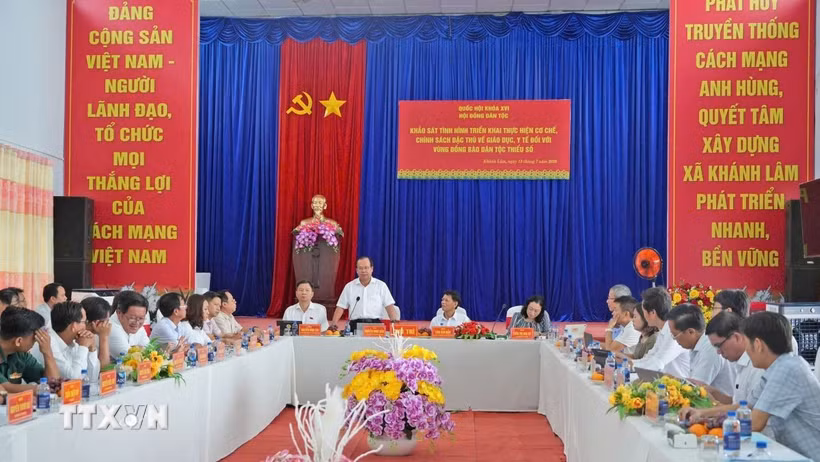 Phó Chủ tịch Ủy ban Nhân dân tỉnh Cà Mau Nguyễn Minh Luân phát biểu tại buổi làm việc. (Ảnh: Huỳnh Anh/TTXVN)