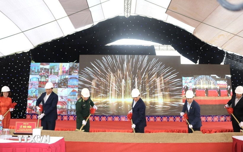 Phó Thủ tướng Chính phủ Bùi Thanh Sơn tại lễ khởi công xây dựng Trường phổ thông dân tộc nội trú Tiểu học và Trung học cơ sở xã Xuân Trường. (Ảnh: Chu Hiệu/TTXVN)