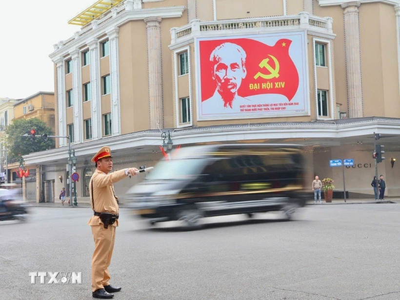 Đoàn Thanh niên Phòng Cảnh sát giao thông (Công an thành phố Hà Nội) chủ trì triển khai mô hình tuyến đường “Ba nhất” trên bốn trục giao thông trọng điểm trên địa bàn thành phố. (Ảnh: Hùng Mạnh/TTXVN)
