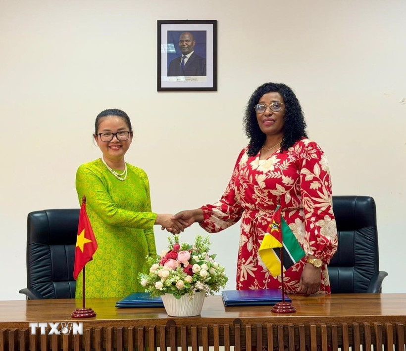 Đại sứ Việt Nam tại Mozambique Trần Thị Thu Thìn và Bộ trưởng Bộ Giáo dục và Văn hóa Mozambique Samaria Tovela. (Ảnh: Đại sứ quán Việt Nam tại Mozambique)